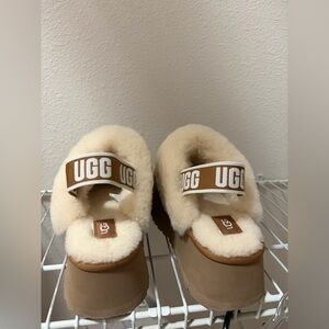 UGG Kids Cream and Tan Fluffy Slippers